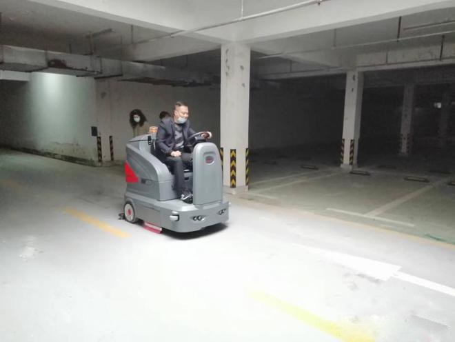 宁夏小区物业保洁不用人力改用驾驶式洗地机了